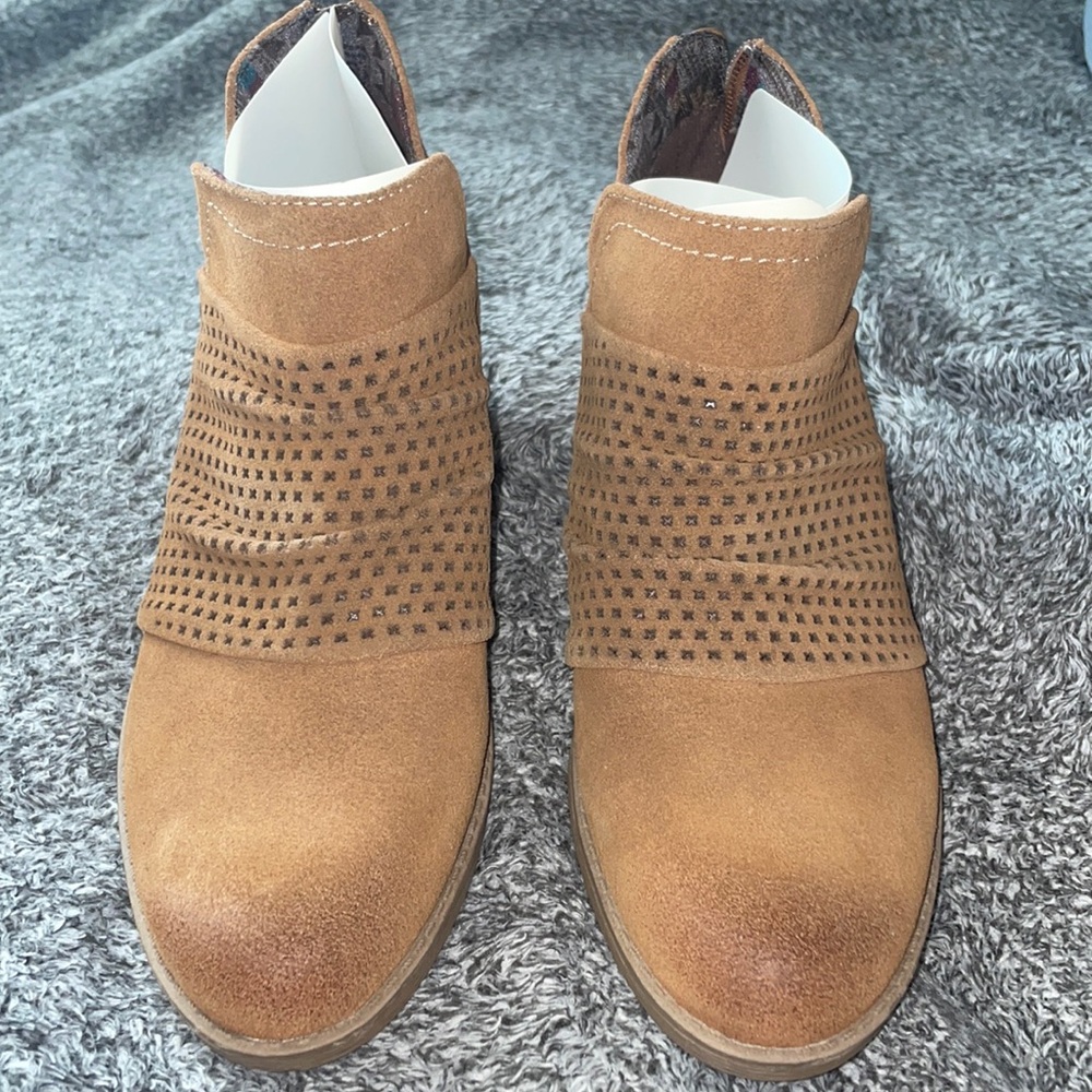 NIB Earth Origins Oakland Amanda Ankle Bootie Size 9 (NEVER WORN)